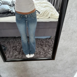 Blå bootcut jeans låg midja❤️ - Snygga blå jeans med bootcut och låg midja. Jeansen har klassisk femficksdesign, dragkedja och knapp framtill. Materialet är jeans i en mellanblå tvätt med lätt slitning. Perfekta för en avslappnad och trendig look. Jeansen är använda 3 gånger köpta i Paris ❤️❤️skriv gärna för frågor 💕