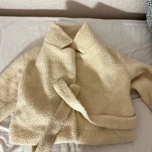 Beige teddyjacka från Missguided - Supermjuk och fluffig teddyjacka från Missguided i beige. 