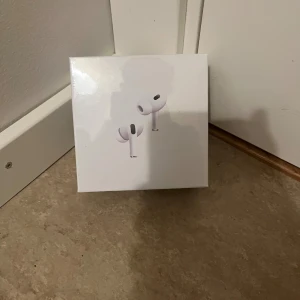 AirPods Pro (2nd generation)  - Helt nya AirPods Pro (2nd generation) med MagSafe-laddningsetui (USB-C). Oöppnad originalförpackning. Aktiv brusreducering, transparensläge och förbättrad ljudkvalitet. Perfekt för Apple-enheter. Perfekt skick, ingen synlig skada eller slitage.