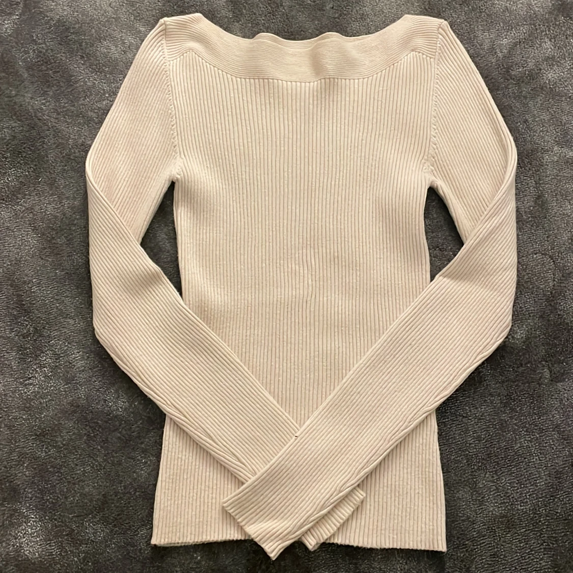 Beige ribbstickad topp - 1