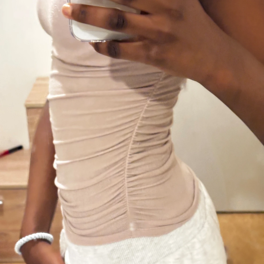 Beige tight topp med rynkade sidor - 1