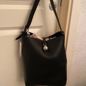 Svart shoulder bad - Säljer en helt svart shoulder bag i mycket gott skick. 