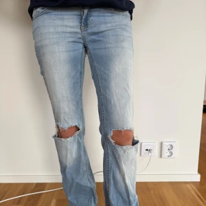 Lågmidjade jeans från Nelly med hål i knäna - Säljer dem billigare då dem fått hål vid innerlåren men det är inget som syns när man går.