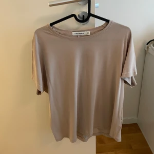 Beige t-shirt från Carin Wester - Enkel och stilren beige t-shirt från Carin Wester 