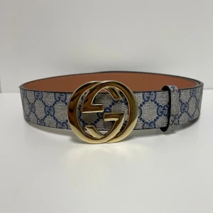 Gucci Bälte - Hejsan, säljer ett helt nytt bälte aldrig tidigare använd. Storlek 110cm. Postar alltid inom 24h efter köpet. Skriv gärna om du har fler frågor.