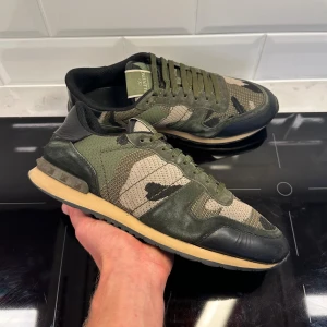 Valentino Rockrunner - Valentino Rockrunner skor i väldigt bra skick | Perfekta för hösten och vintern 🍂❄️| Storlek | 43 passar även 44 | Ingår: endast skorna | Hör av dig vid frågor och funderingar!