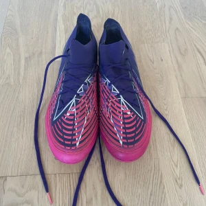 Adidas Predator Champions League edition  - Dags o sälja dessa fina adidas predators i storlek US 9 1/2. UK 9. FR 43 1/3. JP 275. CHN 265. Köpte dessa av en vän men har personligen knappt använt dem. Skorna är i bra skick och kommer att göra jobbet ute på planen. Pris kan diskuteras, tveka inte av att höra av dig.