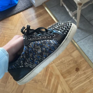 Sällsynta loubs som ej går köpa mer  - Går inte att köpa mer och riktigt feta och unika, de har små defekter men väldigt mycket liv i sig fortfarande. Med en tvätt kommer de också se bättre ut, kan tvätta till de och få bort fläckar på skon innan den skickas. Ingen box osv kommer med men de är 100% äkta och går skicka bild på de som krävs för att bevisa, bara att komma dm🙌🏼