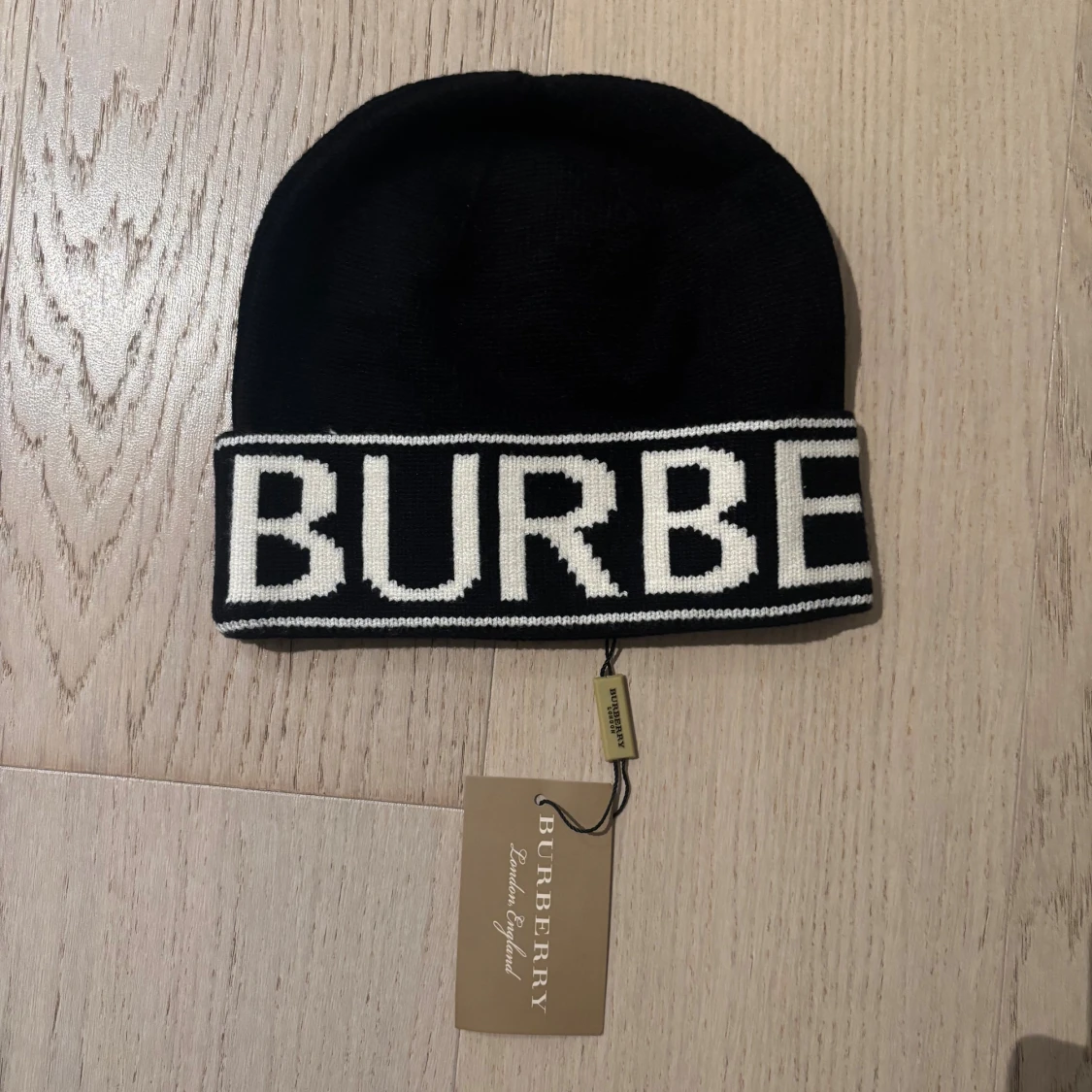 Svart Burberry mössa 