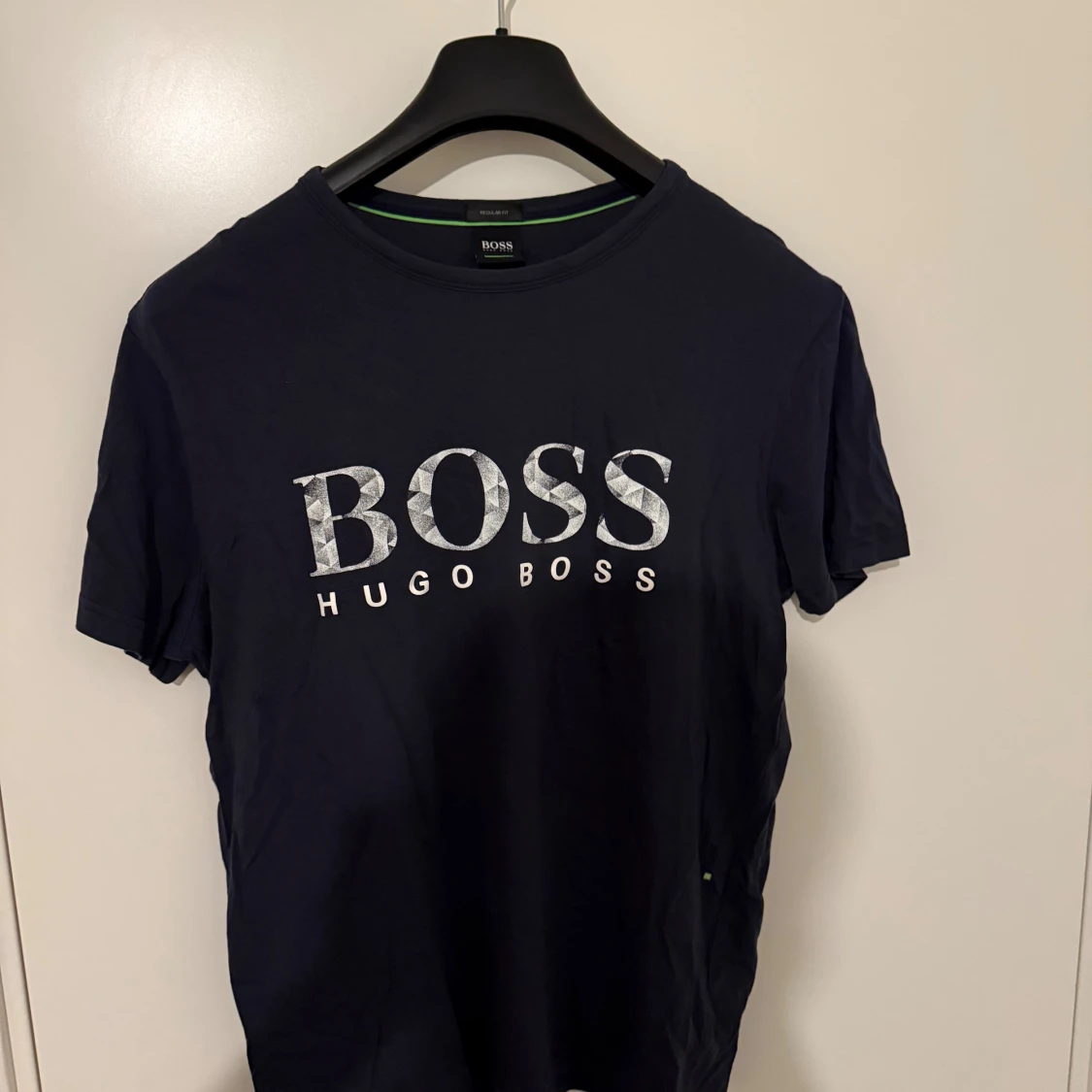 Mörkblå Hugo Boss t-shirt med logga