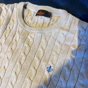 Morris tröja stickad beige herr M  - Morris tröja i beige färg med broderad logga på bröstet. Storlek M passar även S. Mycket bra skick utan några märkvärdiga defekter. Postas antigen samma dag som köp eller dagen därpå🙌💯