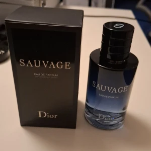 Dior Sauvage Eau de Parfum - Sauvage Eau de Parfum från Dior. Snygg och modern flaska, perfekt för dig som vill sticka ut. Flaskan är återfyllningsbar och både glas och kartong är återvinningsbara. En ikonisk doft för dig som gillar stil och kvalitet. Korken är magnet och priset är diskuterbart , aldrig använd