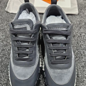 Gråa sneakers - Väldigt stilrena gråa sneakers i storlek 43. Har du några frågor eller funderingar. Tveka inte att skriva 🙌🌟