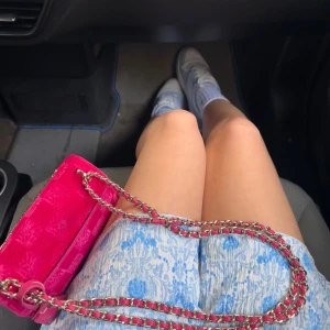 Tommy Hilfiger ljusblå sneakers - Snygga sneakers från Tommy Hilfiger i ljusblått och vitt med klassisk rund tå och platt sula. Har haft dom i ett år. Har inte orkat tvätta dom så dom kan bli finare, rensar bara snabbt igenom mina kläder. Pris går att diskuteras 💗