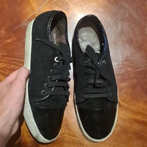 Lanvin dbb1 - Svarta lanvins i st. 42 som inte är i så bra skick. Dem kommer inte med original lådan. Priset kan diskuteras och ställ gärna frågor 🤗