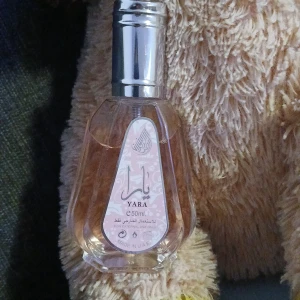 Yara parfym 50ml från UAE - Yara från Ard Al Zaafaran, 50ml. En stilren parfym tillverkad i Förenade Arabemiraten. Perfekt storlek för att ta med sig. Snygg flaska som sticker ut i samlingen. Det finns inte förpackningen.