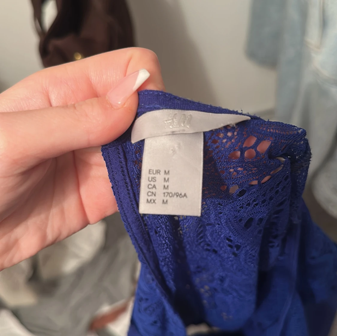 Blå spetsblus från H&M - 1