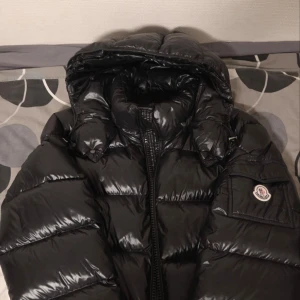 Moncler maya - Säljer en moncler maya. Den är i 8/10 skick. Den är helt äkta. Den är i storlek L. Det som bör noteras är att dunet på nedre delen av ryggen har flyttat sig så det är lite ojämt fördelat.