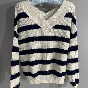 Randig stickad tröja  - Blå och vitrandig stickad tröja i stl. liten M (motsvarande S)