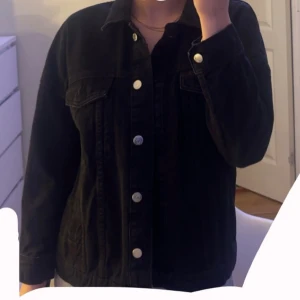 Svart jeansjacka från ONLY - Säljer en svart jeansjacka från ONLY, knappast använd! 💗💕