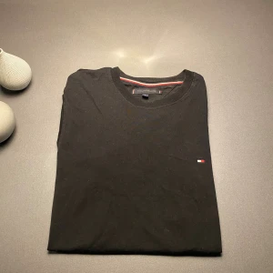 Tommy Hilfiger T-shirt  - Säljer nu dessa riktigt snygga Tommy Hilfiger T-shirten i st S bara höra av dig vid frågor eller funderingar, pris kan absolut diskuteras