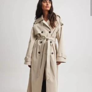 SÖKER NAKD TRENCHCOAT  - hej! söker denna specifika trenchcoat från NAKD som inte säljs längre, kontakta mig ifall du har en och vill sälja! helst strl 38