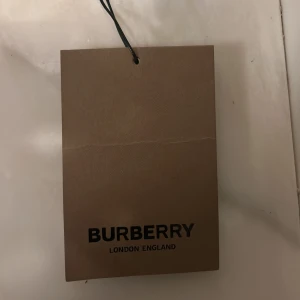 Burberry tag - Burberry tag från burberry sida !!