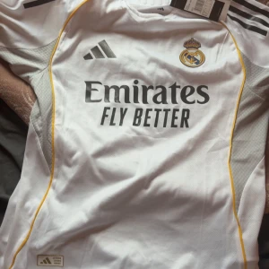 Real Madrid tröja Bellingham 25/26  - Fick den av en kompis men hejar ej på real så säljer den 