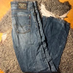 Replay Jeans  - Replay jeans | Skick: 8/10 | Tillbehör: Endast jeans | Nypris: 1599 SEK | Strolek: 32:34 | Pris kan diskuteras ,vid fler bilder eller frågor hör av er. 🍂🍁