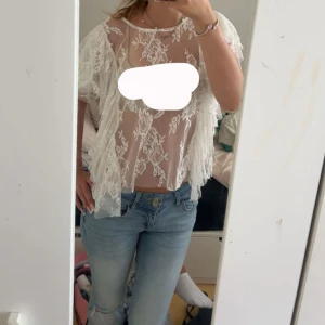 Super snygg spets tröja med volanger💕💕💕 - Super fin spets tröja använd några gånger men super skick💕 perfekt till fest eller fina tillfällen💋