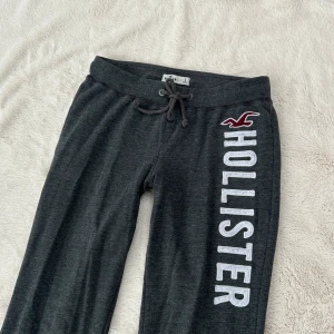 Hollister originals lågmidjade byxor  - Ett par byxor från Hollister i storlek S. Rakt över midjemått: ca 36cm. Innebenslängd: ca 77cm. Jag fraktar inom 24h. Se liknande plagg i min profil! 