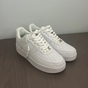 Air force Ones - Hej! Jag säljer ett par Nike Air Force 1 i storlek 40.5. Skorna är helt nya och har aldrig använts. Riktigt nice kvalité och perfekta för dagliganvändning. Säljer till ett bra pris. Tveka inte att höra av dig om du har några frågor eller vill ha fler bilder.