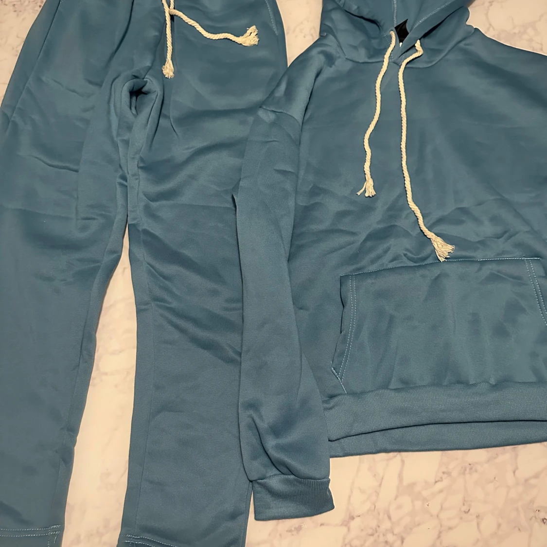 Blå hoodie med vit snörning