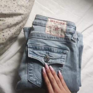 True Religion Joey ljusblå flare jeans - Ljusblå jeans från True Religion, modell Joey Low Rise Flare. Aldrig använt dem💞