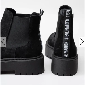 SÖKER dessa skor från Steve Madden storlek 38 - Säljer INTE, söker för vill KÖPA. Ju bättre skick desto bättre, skicka gärna bild och skriv priset så tar vi det därifrån! 