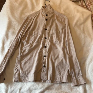 Linne skjorta Jack & Jones - En skjorta med knappar från Jack & Jones. Storlek XS. Mycket fint skick👕Skriv vid frågor/ funderingar/ mått!😄 PRISET ÄR ALLTID DISKUTERBART!💙