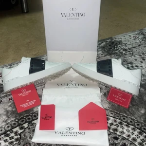 Valentino Garavani Rockstud Untitled sneakers - Hej! Säljer mina vita Valentinos då dom är lite för små för mig, använt ett fåtal gånger och ser helt nya ut. Allt på bilden medföljer‼️