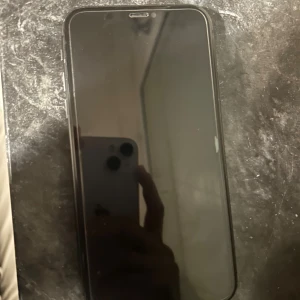 iPhone 11 - Snygg svart iPhone 11 med dubbla kameror och stor skärm. Mobilen är i väldigt bra skick och har inga skick