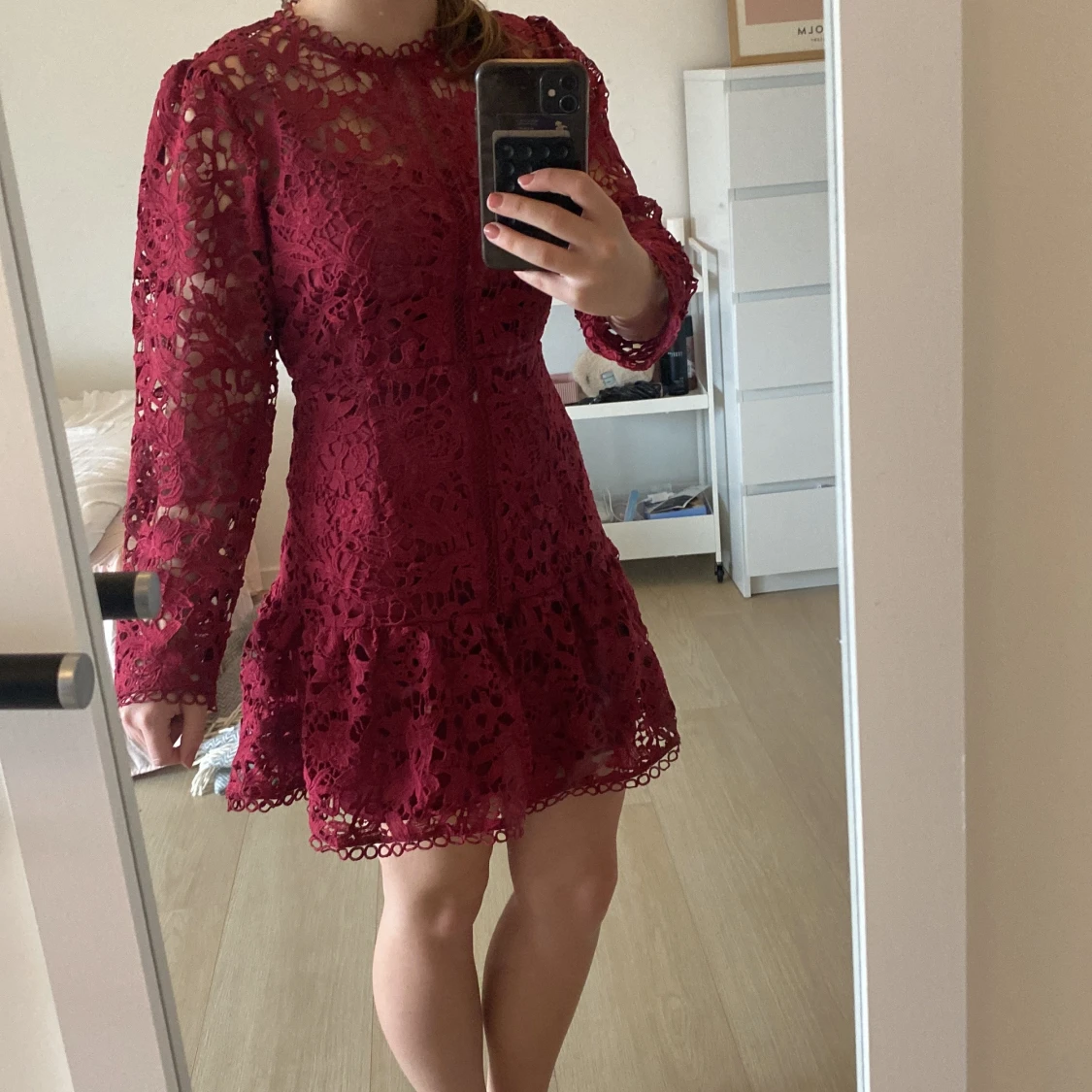 Vinröd spetsklänning med volang - 1