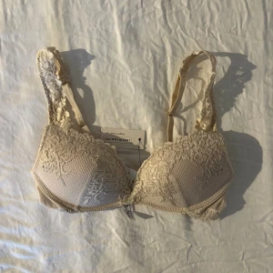 Populär Intimissimi bh  - Populära bh-n från intimissimi. Superpushup-behå Gioia Pretty Flowers, i färgen beige, prislappen är kvar. 75B