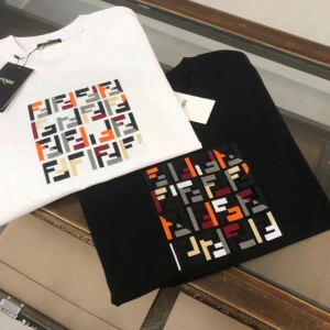 T shirt fendi svart - Den svarta finns. Passar S-M