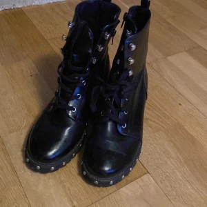 Långa boots  - Boots i bra skick det vara lite tyget baksida inuti skorna lossnar, 2 tjocka sulor följer med 