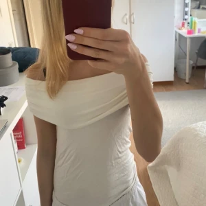 Off-shoulder topp - Superfin off-shoulder topp från New Yorker, Amisu. Använd en gång så inga defekter, storlek XS💞