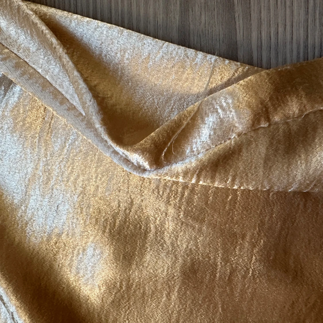 Champagnefärgad satin minikjol ifrån Ginatricot  - 3