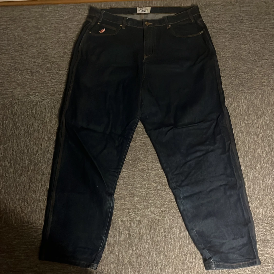 Cash Only mörkblå jeans med broderi - 2