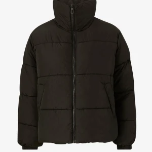 Only jacka  - Quiltad, vadderad jacka • Hög, vadderad krage • Dragkedja • Två fickor med tryckknappsstängning • Resår i ärmsluten • Dragsko i nederkanten • Längd: 62 cm i storlek S