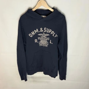 Ralph Lauren hoodie  - Modellen är 185. Storlek L passar M