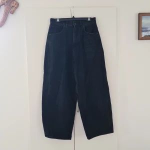 Svarta super baggy jeans - Från zalando, pull and bear, storlek 38. Endast använda en gång så iprincip helt nya. Kan gå ned lite i pris, kolla in mina andra grejer jag säljer!!