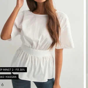 Tied Short Sleeve Top - Säljer denna topp då den var för stor för mig. Därmed är den aldrig använd med prislapp kvar. Nypris:299kr