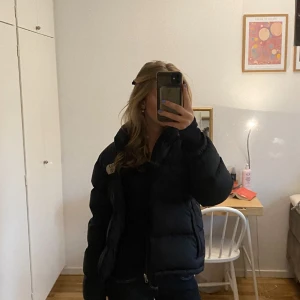 Svart pufferjacka från The North Face - Säljer en svart pufferjacka från The North Face med hög krage och dragkedja. Jackan har en oversized passform och logga på både bröstet och ryggen. Perfekt för kalla dagar och riktigt snygg till streetwear-stilen. Köpt för dryga 3300 men priset kan diskuteras. Skriv för fler bilder eller frågor✨💕